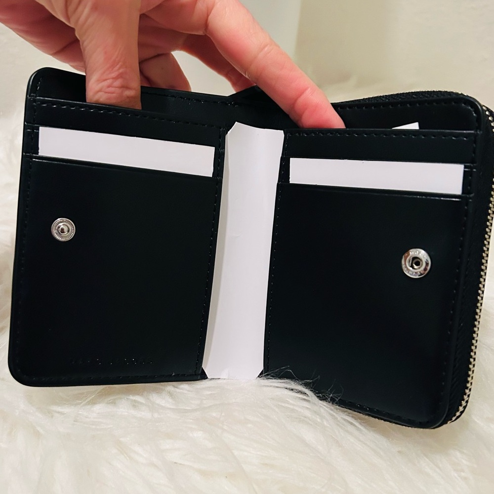 Marc Jacobs Black Bifold Wallet with Back Zip Coin Area NWT - Picture 5 of 7